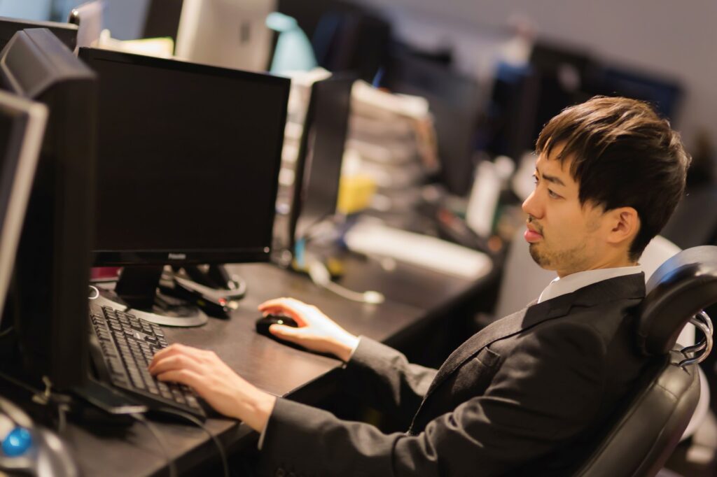 LIG_h_officezangyousurudansei_TP_V